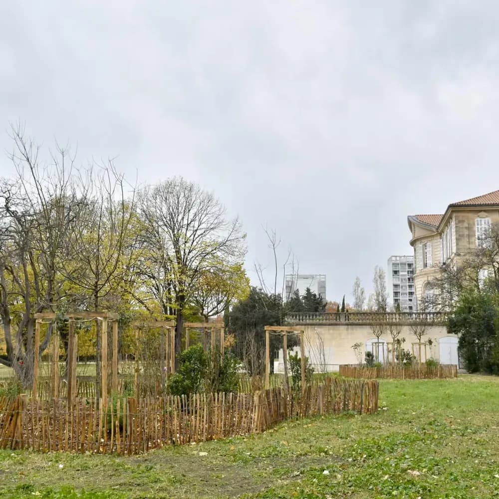 Les allées et les jardins du parc du Grand Séminaire à Marseille